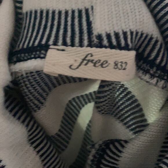 NWOT Free 832 Turtleneck Striped Sweater Sz L - Picture 3 of 5